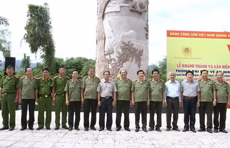Các đại biểu và CBCS CAND chụp ảnh lưu niệm.