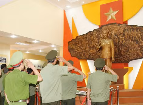 Các đại biểu viếng thăm Nhà trưng bày về Bác Hồ và dâng hoa tại Nhà tưởng niệm các Anh hùng liệt sỹ tại Khu di tích An ninh khu 5
