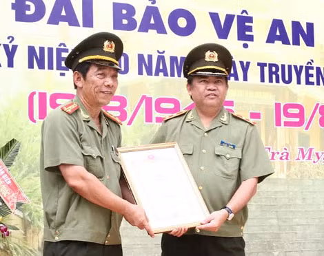 Trung tướng Bùi Xuân Sơn trao Bằng Công nhận công trình chào mừng kỷ niệm 70 năm ngày truyền thống lực lượng CAND cho Đại tá Nguyễn Viết Lợi- Giám đốc Công an tỉnh Quảng Nam.