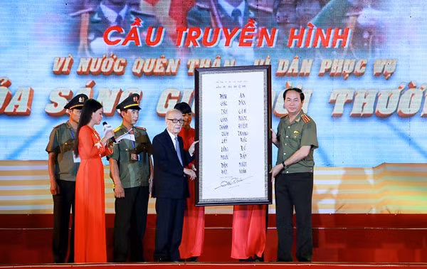 Anh hùng Lao động, GS Vũ Khiêu tặng Lực lượng CAND câu đối: “Đánh giặc, trừ gian thành tích lẫy lững muôn dặm đất /An dân, giữ nước hiếu trung rực rỡ bẩy mươi xuân”. Ảnh: Trần Ngọc