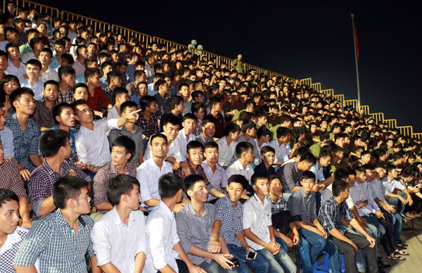 Khán giả tại đầu cầu Hà Nội.