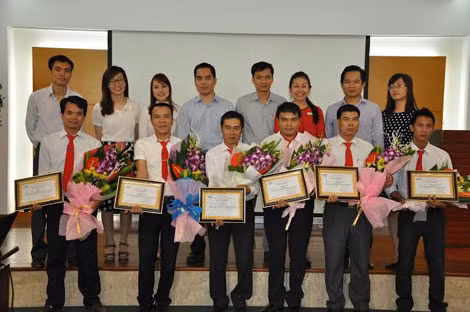 Các lái xe trung thực tiêu biểu được Taxi Group tuyên dương.