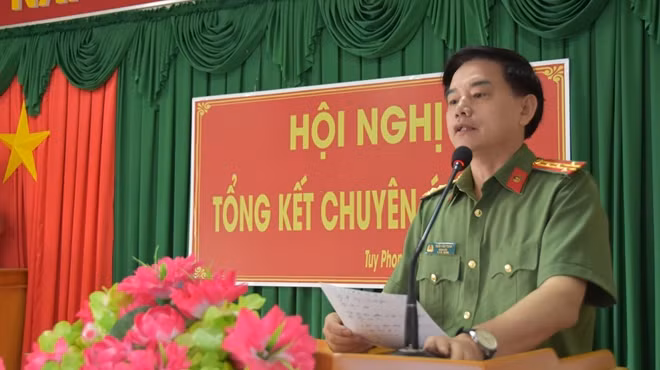 Đại tá Trần Văn Toản, Giám đốc Công an tỉnh phát biểu, biểu dương thành tích phá án của tập thể, cán bộ chiến sĩ Ban chuyên án