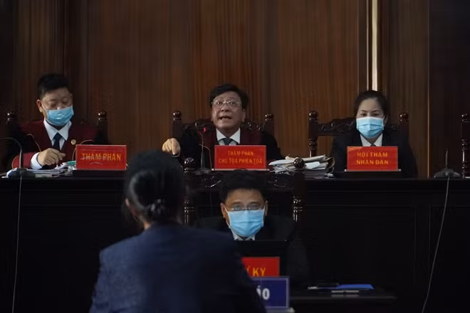 HĐXX đang xét hỏi bà Dương Thị Bạch Diệp