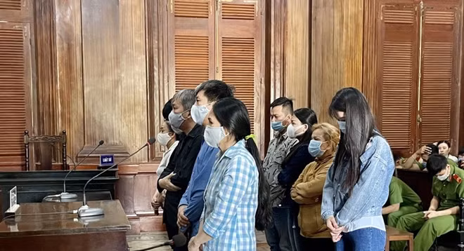 Các bị cáo đang nghe Tòa tuyên án
