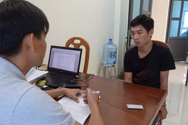Công an đang lấy lời khai của một đối tượng liên quan.