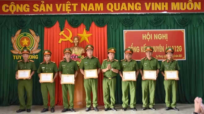 Các tập thể và cá nhận được UBND tỉnh và Ban Giám đốc Công an tỉnh khen thưởng vì thành tích phá án