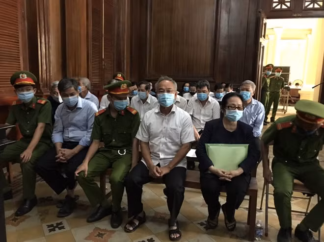 Các bị cáo tại tòa ngày 17/3