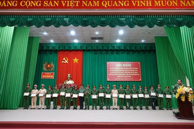 23 cá nhân được Giám đốc Công an tỉnh trao tặng giấy khen vì những thành tích trong đợt cao điểm phòng chống tội phạm...