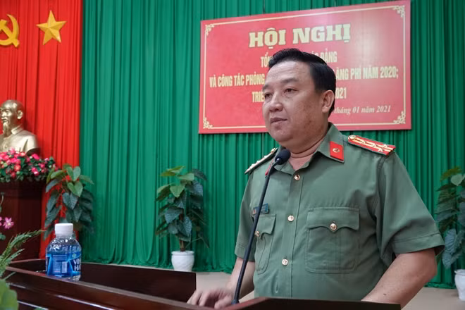 Đại tá Trần Văn Mười, Phó giám đốc Công an tỉnh, Chủ nhiệm Ủy ban Kiểm tra Đảng ủy phát biểu tại hội nghị
