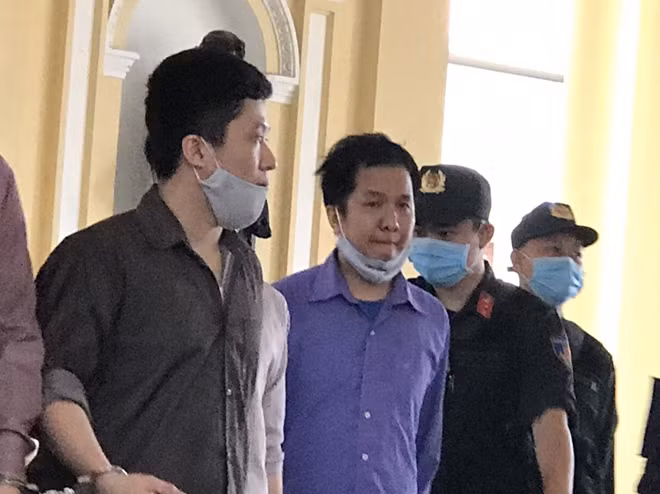 Các bị cáo sau phiên tòa chiều 12/1.