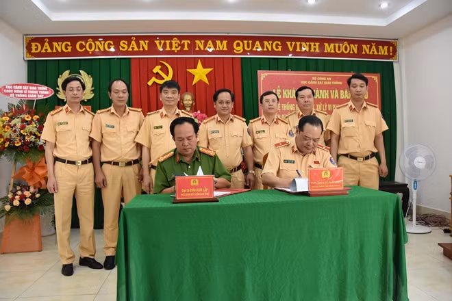 Thiếu tướng Lê Xuân Đức và Đại tá Đinh Kim Lập tại lễ ký kết bàn giao hệ thống camera giám sát TTATGT.