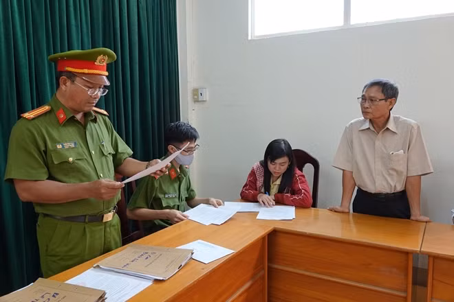 Cơ quan điều tra Công an Bình Thuận đọc quyết định tống đạt, khởi tố bị can với ông Bạc Dân Vinh (đứng) Phó Chi cục thuế Phan Thiết.