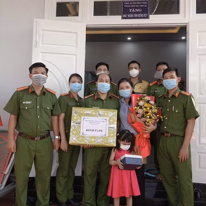 Đại diện Phòng Cảnh sát Hình sự Công an Bình Tuận trao nhà "Nghĩa tình đồng đội" cho gia đình Đại úy Đậu Xuan Thuần
