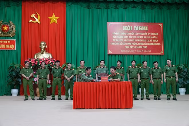Công an các đơn vị Công an Bình Thuận ký kết đảm bảo an toàn Đại hội Đảng và giữ gìn ANTT cho bà con vui xuân đón tết