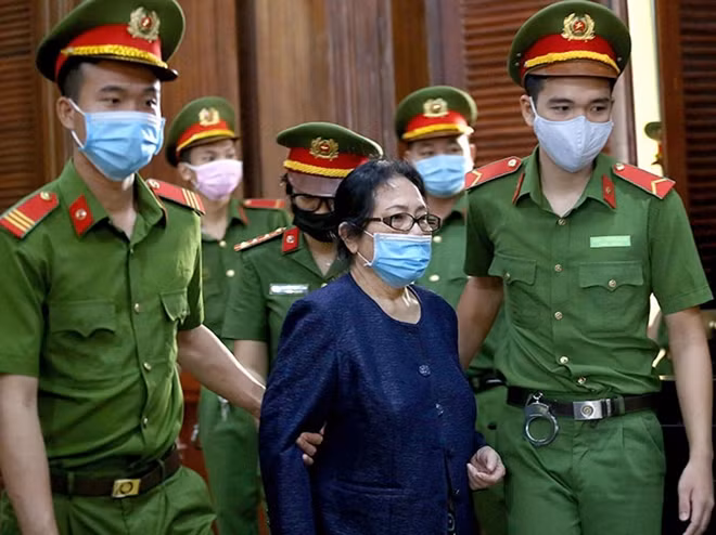 Bà Diệp Thị Bạch Dương sau khi HĐXX tuyên hoãn, trả hồ sơ.