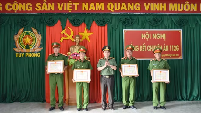 Các tập thể và cá nhận được UBND tỉnh và Ban Giám đốc Công an tỉnh khen thưởng vì thành tích phá án