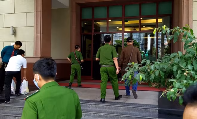 Cơ quan điều tra đến khám xét nơi ở của ông Trần Vĩnh Tuyến tại một căn hộ cao cấp trên đường Nguyễn Hữu Cảnh, quận Bình Thạnh