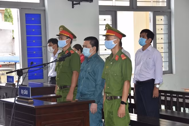 Các bị cáo đang nghe tòa tuyên án