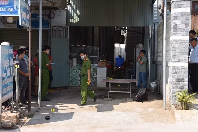 Cơ quan điều tra đang khám nghiệm hiện trường vụ án