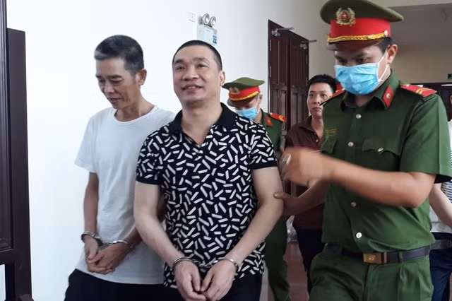 Văn Kính Dương (áo thun sọc đen) và các đồng phạm