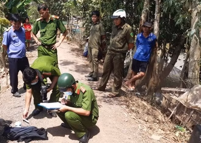 Công an đang khám nghiệm hiện trường.