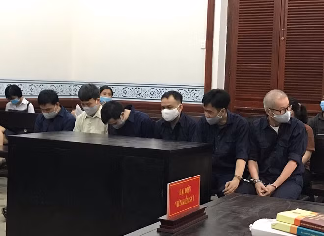 Có 4/10 bị cáo là anh em, vợ chồng trong băng nhóm sản xuất, buôn bán thuốc tân dược và thực phẩm chức năng giả