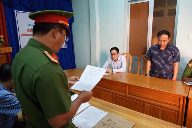Cơ quan điều tra đọc lệnh bắt tạm giam đối với ông Nguyễn Hữu Hoành.