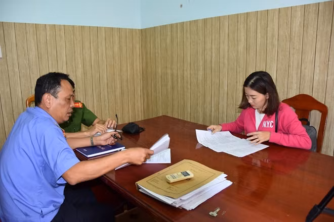 Bị can Hồ Thị Kim Ngân làm việc với cơ quan điều tra và đại diện Viện Kiểm sát