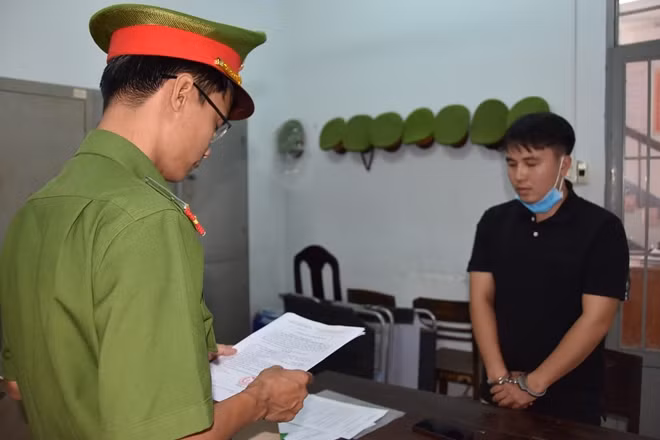 Nguyễn Chí Thắng đang nghe Công an đọc quyết định khởi tố, lệnh bắt tạm giam