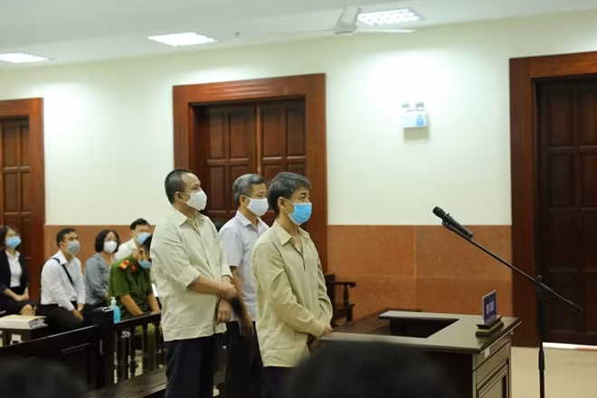 Các bị cáo tại phiên tòa sáng nay
