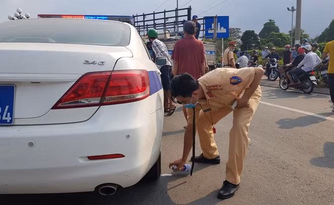 CSGT khám nghiệm hiện trường