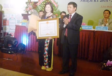 Bà Hà Thúy Linh trong một lần nhận bằng khen từ Chủ tịch UBND tỉnh Lâm Đồng.