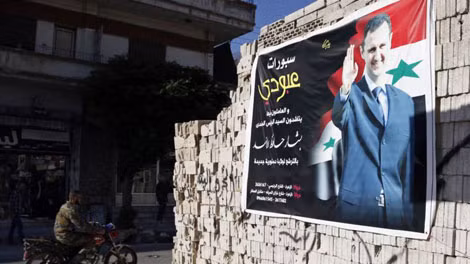 Hình ảnh ủng hộ Tổng thống Syria Bashar al-Assad trên một bức tường ở khu phố Al-Zahraa trong thành phố Homs.