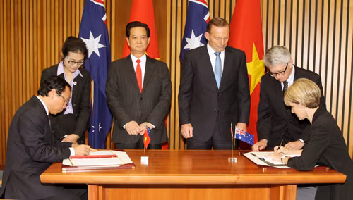 Thủ tướng Nguyễn Tấn Dũng và Thủ tướng Australia Tony Abbott chứng kiến Lễ ký các văn kiện hợp tác giữa hai nước. Ảnh: TTXVN.