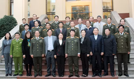 Thứ trưởng Bùi Văn Nam cùng các đại biểu tại cuộc họp.