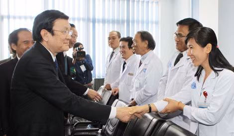 Chủ tịch nước Trương Tấn Sang đến thăm Bệnh viện Chợ Rẫy - Phnom Penh. Ảnh: TTXVN.