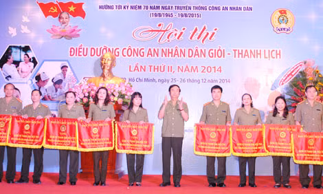 Thứ trưởng Thường trực Đặng Văn Hiếu trao cờ lưu niệm tặng các đội tham gia hội thi. Thứ trưởng Thường trực Đặng Văn Hiếu trao cờ lưu niệm tặng các đội tham gia hội thi.