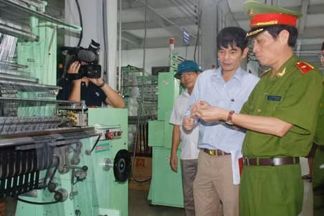 Quá trình kiểm tra, đoàn kiểm tra vẫn phát hiện những thiếu sót trong công tác PCCC ở làng nghề Triều Khúc.
