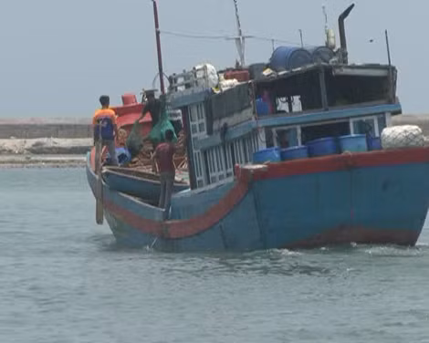 Tàu cá bị đâm.