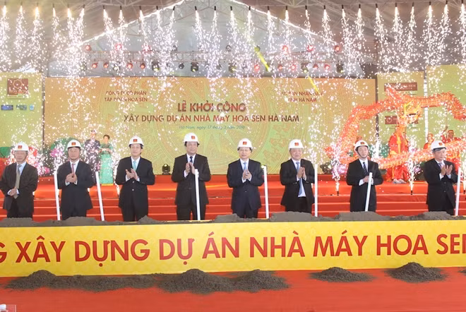 Phó Thủ tướng Vũ Văn Ninh cùng các đại biểu động thổ khởi công xây dựng Dự án Nhà máy Hoa Sen Hà Nam.