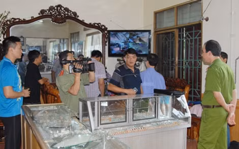 Cán bộ Phòng Cảnh sát Hình sự Công an tỉnh Hà Nam khám nghiệm hiện trường vụ cướp tiệm vàng.