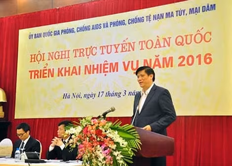 Thứ trưởng Bộ Y tế Nguyễn Thanh Long báo cáo về tình hình HIV/AIDS tại Việt Nam.