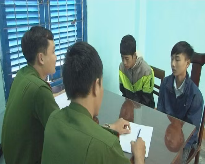 Cơ quan công an làm việc với 2 đối tượng.