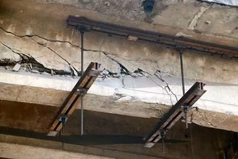Dầm sắt chữ L được gắn kết trực tiếp với 24 thanh cáp bên dưới bằng các ốc vít truyên dụng để dữ cố định dầm cầu hỏng.