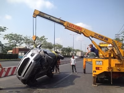Xe cẩu di dời phương tiện gặp nạn ra khỏi hiện trường