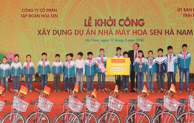 Lãnh đạo Tập đoàn Hoa Sen tặng 50 xe đạp cho học sinh nghèo hiếu học của tỉnh.