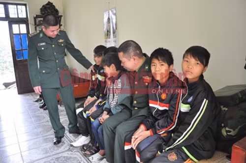 Cán bộ biên phòng đang động viên, thăm hỏi các cháu được giải cứu.