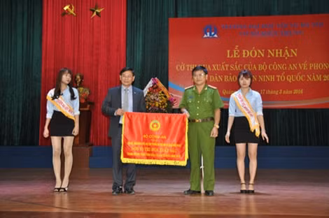Thừa ủy nhiệm của Bộ trưởng Bộ Công an, Đại tá Trương Quang Vinh, Phó Giám đốc Công an tỉnh Quảng Nam đã trao Cờ thi đua xuất sắc của Bộ Công an cho Trường Đại học Nội vụ Hà Nội, cơ sở tại miền Trung.