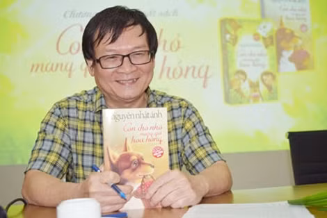 Nhà văn Nguyễn Nhật Ánh trong buổi ra mắt cuốn sách tạo kỷ lục trong làng xuất bản "Con chó nhỏ mang giỏ hoa hồng".